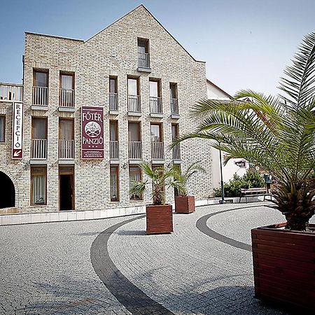 Foter Panzio Hotell Baja Exteriör bild