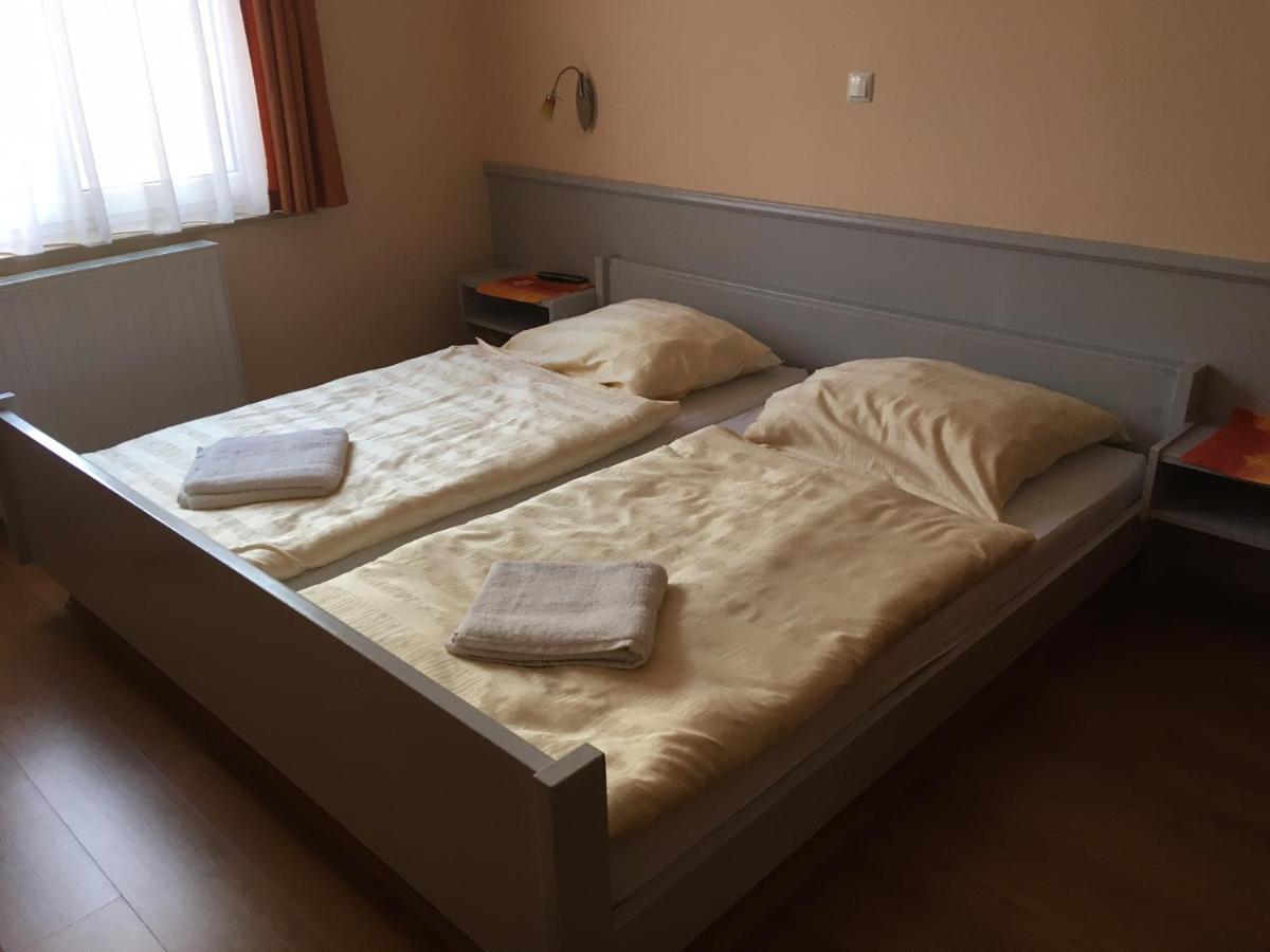 Foter Panzio Hotell Baja Exteriör bild