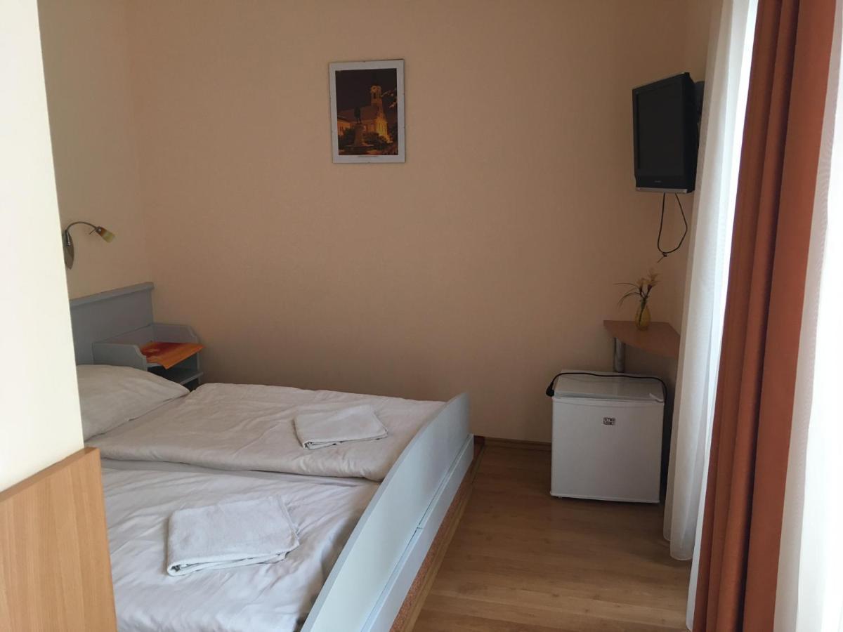 Foter Panzio Hotell Baja Exteriör bild