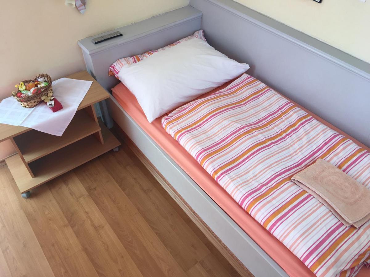 Foter Panzio Hotell Baja Exteriör bild