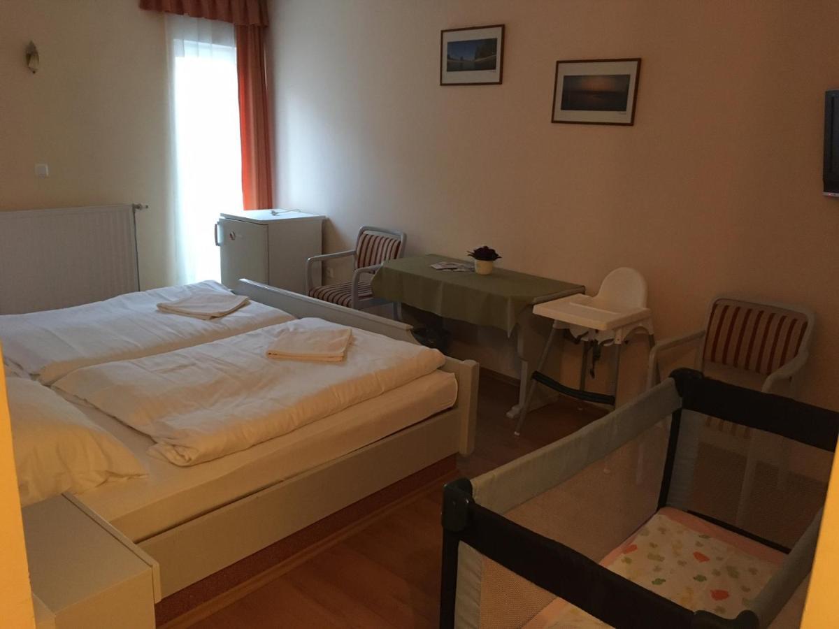 Foter Panzio Hotell Baja Exteriör bild