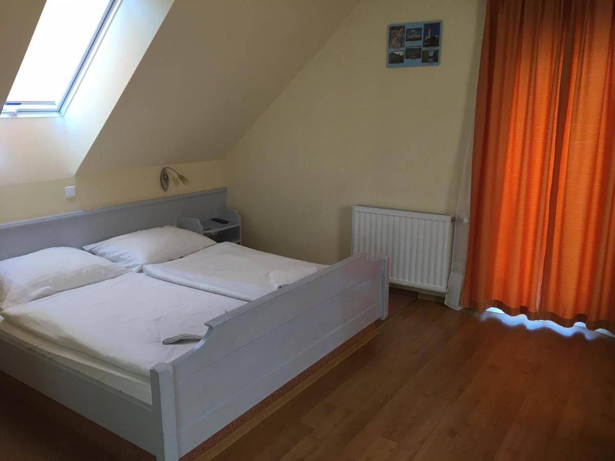 Foter Panzio Hotell Baja Exteriör bild