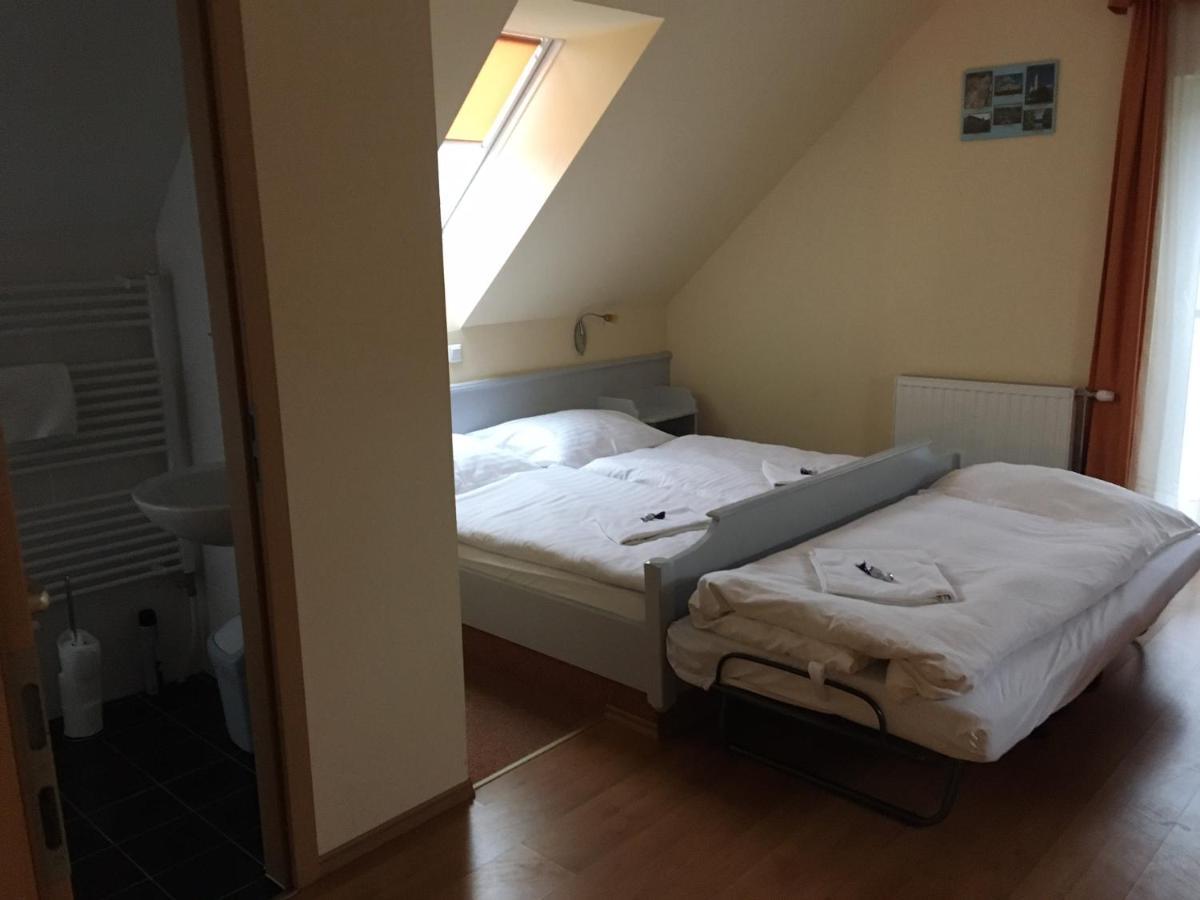 Foter Panzio Hotell Baja Exteriör bild
