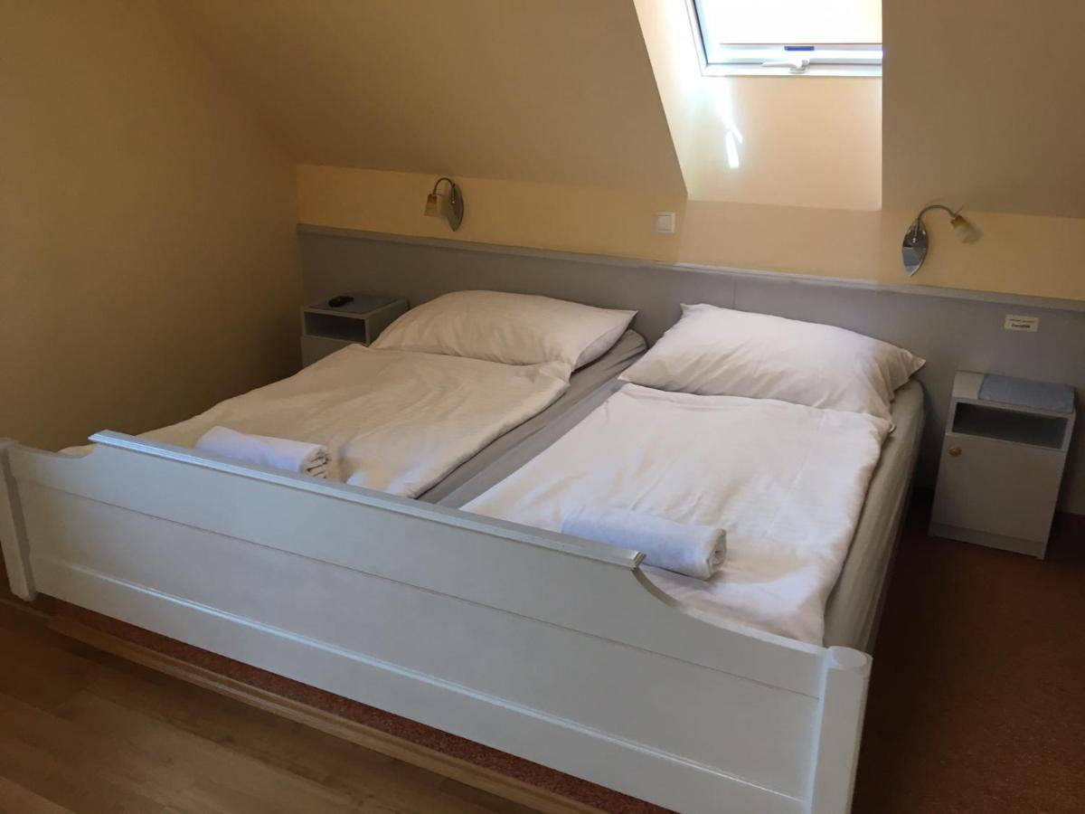Foter Panzio Hotell Baja Exteriör bild