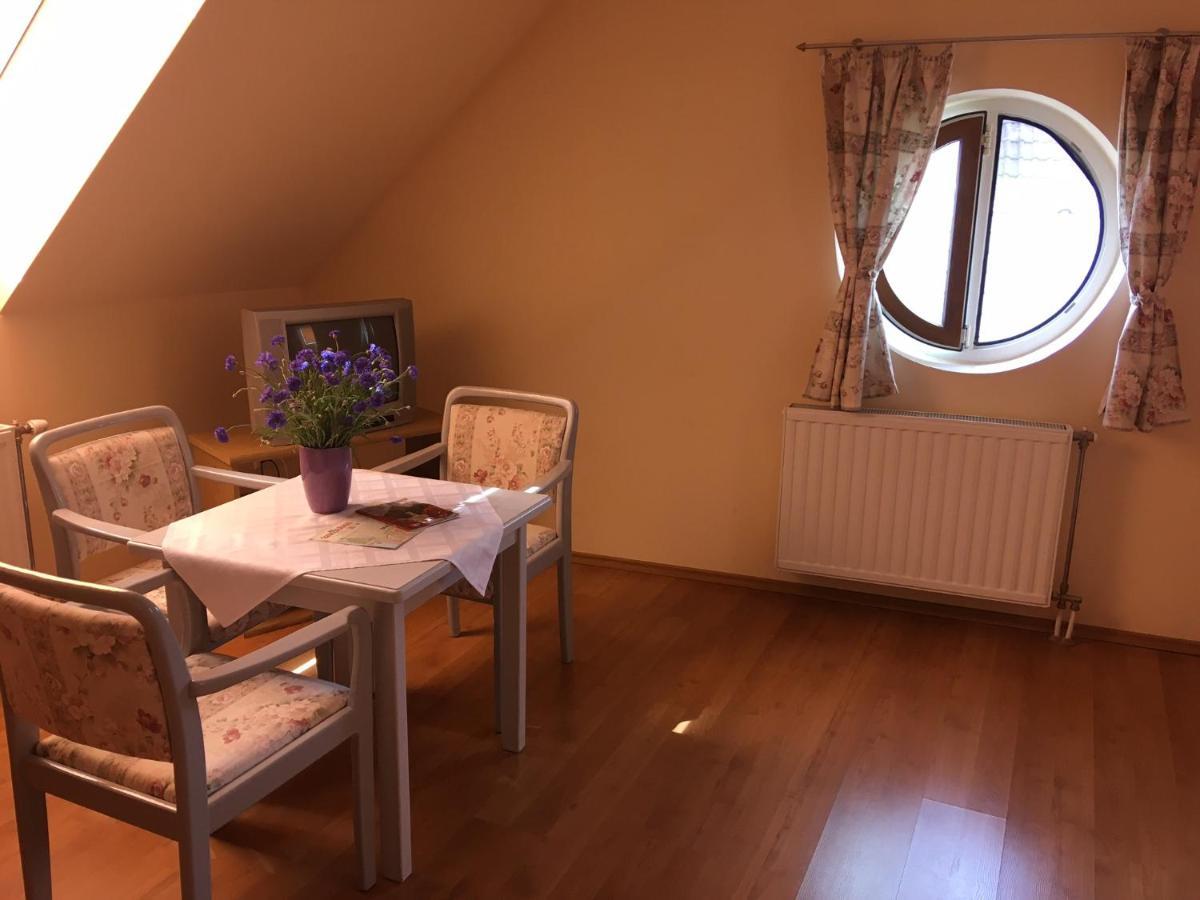 Foter Panzio Hotell Baja Exteriör bild
