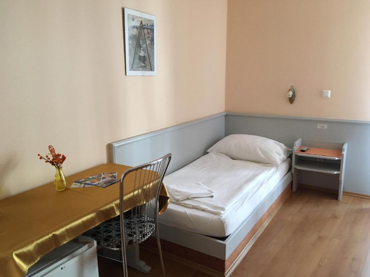 Foter Panzio Hotell Baja Exteriör bild