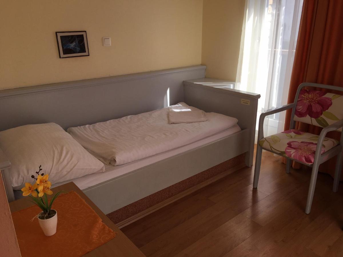 Foter Panzio Hotell Baja Exteriör bild