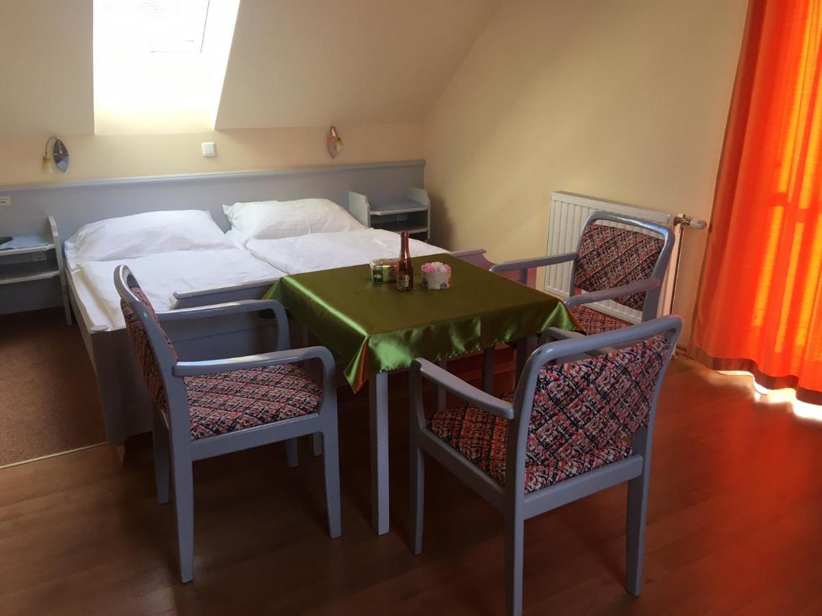 Foter Panzio Hotell Baja Exteriör bild