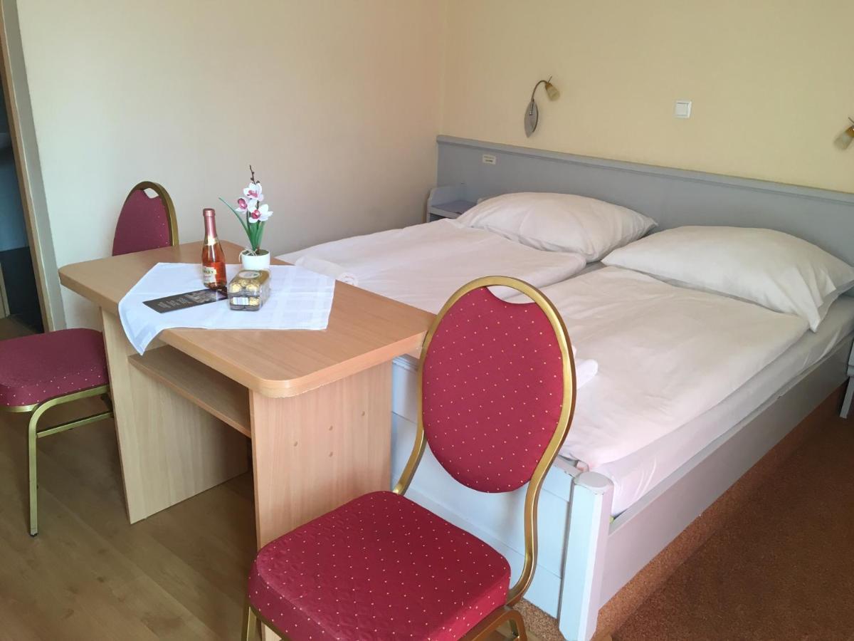 Foter Panzio Hotell Baja Exteriör bild