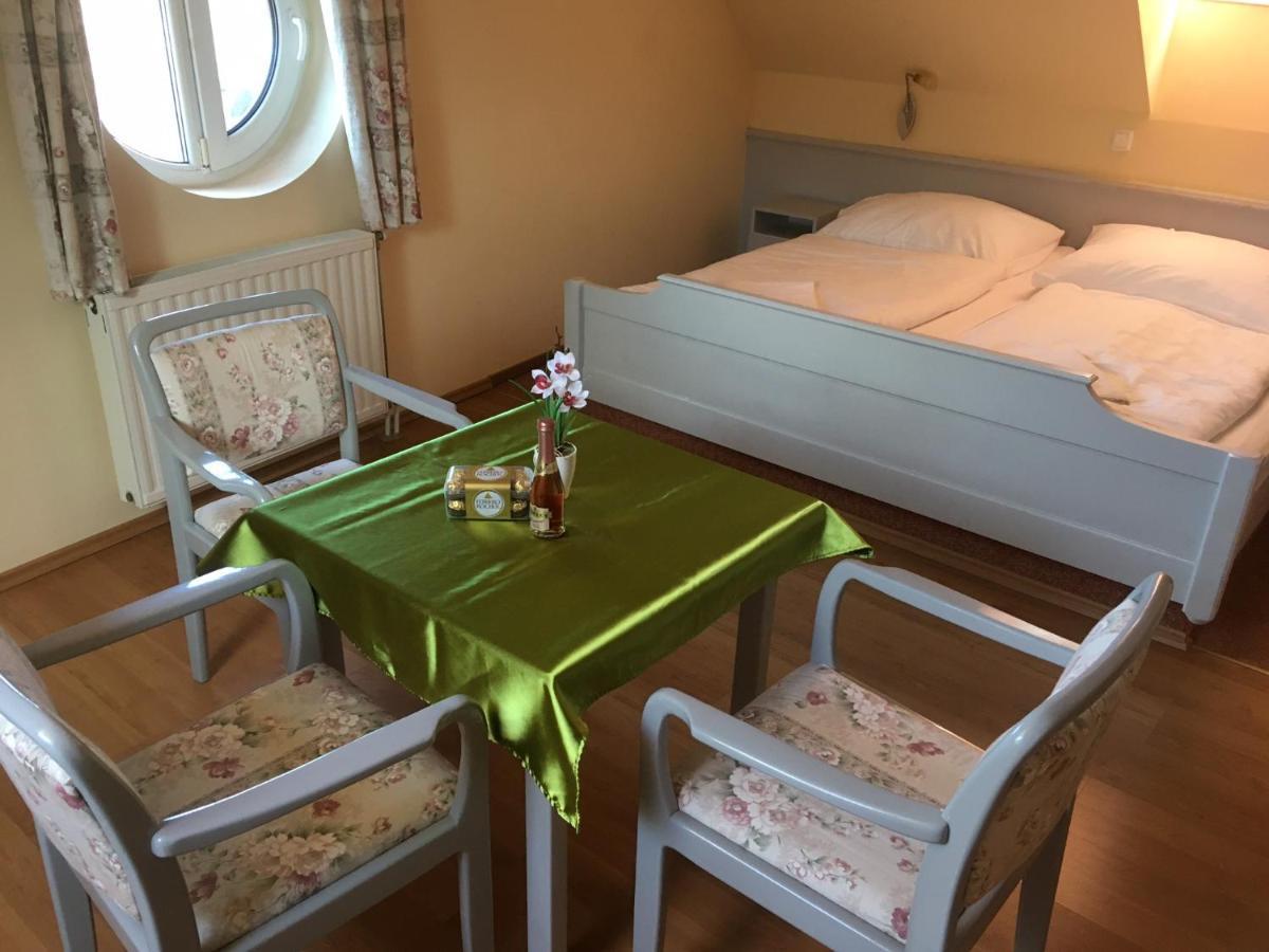 Foter Panzio Hotell Baja Exteriör bild