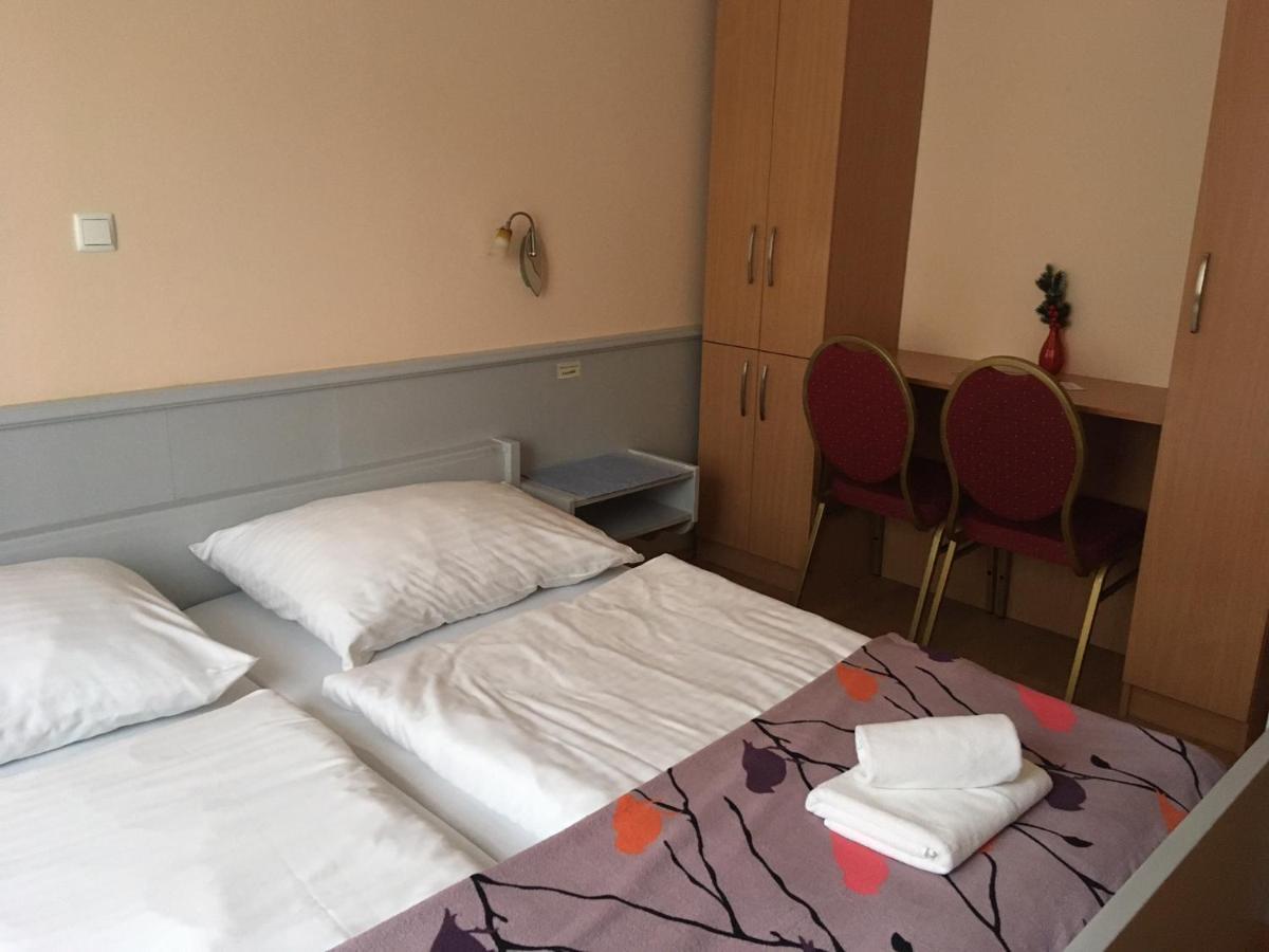 Foter Panzio Hotell Baja Exteriör bild